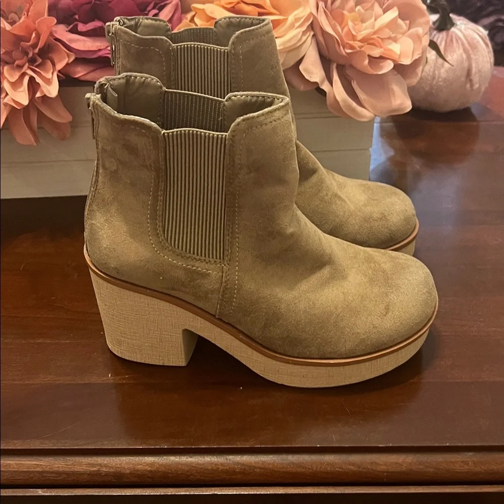 Pierre Dumas Tan Suede Ankle Boots NWOB - Picture 2 of 7